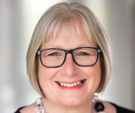 Portrait photo of Dr Cathy Winfield 